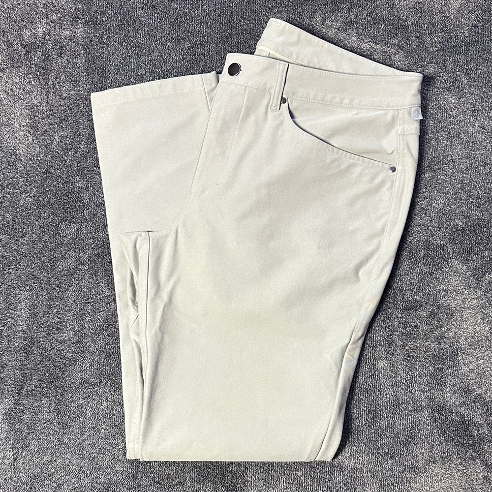 Men's LULULEMON classic fit Pants - Size 34